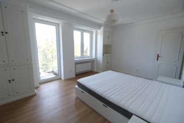 Luxembourg LIMPERTSBERG, 59, rue des Glacis, dans maison entièrement rénovée et meublée, grande chambre de 32 m2 + terrasse de 30m2 à louer dans duplex au premier étage et comprenant : grande chambre avec lit et dressing, bureau, sortie balcon et grande terrasse, salle de bains privative avec WC, baignoire, bidet, double lavabo, buanderie commune avec lave-linge et sèche-linge. 
Cuisine et salon dans les parties communes. Libre de suite. Pour une seule personne, contrat de bail d'un an minimum. 
Loyer 1.295 euros + charges forfaitaires de 245 euros. 
Dans les charges tout est inclus à l'exception du nettoyage privatif de la chambre. 
Frais d'agence : un mois de loyer + TVA, 50% à charge du locataire, 50% à charge du locataire. 
Contact et visites : Arianna GHITTINO arianna@parkagence.lu téléphone 691 205 573 et Rosalba MAITRE émail : rosalba@parkagence.lu 691 550 189