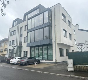 AXHOME IMMO vous propose en exclusivité cet immeuble administratif de 5 niveaux, divisé en plusieurs bureaux, avec des étages très lumineux et à proximité de toutes les commodités et des transports en commun.
Vente sous forme de share deal.

Actuellement, tous les bureaux sont loués, avec un rendement locatif garanti.

Idéal pour un investisseur.

ANNÉE DE CONSTRUCTION
2009 (extension réalisée en 2012)

SURFACE TOTALE
1 233,29 m² hors sous-sol et parkings.

SURFACE PAR ÉTAGE
Rez-de-chaussée : 92,66 / 193,30 m²
1er étage : 46,87 / 22,57 / 22,57 / 222,05 m²
2e étage : 92,66 / 101,29 m² + 120,76 m²
3e étage : 79,96 / 176,35 m²

PARKING
Souterrain : 6 places
Extérieur : 6 places

En supplément, un parking public de 20 places payant à 50 m.

ÉQUIPEMENT TECHNIQUE

Accès sécurisé : entrée par badge / clavier alarme
Ascenseur
Cloisonnement intérieur modulable à souhait
Climatisation (plafonds refroidis)
Triple vitrage
Chauffage au gaz
Faux planchers avec câblage électrique

ACCÈS
À 500 m de la gare et du tram
Arrêt d'autobus à 70 m

Plan complet disponible sur demande.

Pour plus d'informations, n'hésitez pas à nous contacter :
- par téléphone : +352 691 911 993 Roberto Alex
- par email : info@axhome.lu

Nous restons également à votre entière disposition si vous souhaitez vendre ou louer votre bien. Nous prenons en charge toutes les démarches administratives liées à l'immobilier.

Nous sommes aussi à votre disposition pour des estimations gratuites.

 ---------- 
AXHOME IMMO bietet Ihnen exklusiv dieses fünfstöckige Verwaltungsgebäude an, das in mehrere Büros aufgeteilt ist. Die Etagen sind sehr hell und in der Nähe aller Annehmlichkeiten und der öffentlichen Verkehrsmittel.
Verkauf in Form eines Share Deals.

Derzeit sind alle Büros vermietet, mit einer garantierten Mietrendite.

Ideal für einen Investor.

BAUJAHR
2009 (Erweiterung erfolgte 2012)

GESAMTFLÄCHE
1.233,29 m² ohne Untergeschoss und Parkplätze.

FLÄCHE PRO ETAGE
Erdgeschoss: 92,66 / 193,30 m².
1. Stock: 46,87 / 22,57 / 22,57 / 222,05 m².
2. Stock: 92,66 / 101,29 m² + 120,76 m².
3. Stock: 79,96 / 176,35 m².

PARKPLATZ
Unterirdisch : 6 Plätze
Außen: 6 Plätze

Zusätzlich gibt es einen öffentlichen, gebührenpflichtigen Parkplatz mit 20 Plätzen in 50 m Entfernung.

TECHNISCHE AUSSTATTUNG

Sicherer Zugang: Eingang über Badge / Tastatur Alarm.
Aufzug
Innenaufteilung beliebig modulierbar
Klimaanlage (gekühlte Decken)
Dreifach verglaste Fenster
Heizung mit Gas
Doppelböden mit elektrischer Verkabelung

ZUGANG
500 m vom Bahnhof und der Straßenbahn entfernt
Bushaltestelle 70 m entfernt

Vollständiger Stadtplan auf Anfrage erhältlich.

Für weitere Informationen können Sie sich gerne an uns wenden :
- per Telefon: +352 691 911 993 Roberto Alex.
- per E-Mail: info@axhome.lu

Wir stehen Ihnen auch gerne zur Verfügung, wenn Sie Ihre Immobilie verkaufen oder vermieten möchten. Wir kümmern uns um alle Behördengänge, die mit Immobilien zu tun haben.

Wir stehen Ihnen auch für kostenlose Schätzungen zur Verfügung.

 ---------- 
AXHOME IMMO offers you this exclusive 5-storey administrative building, divided into several offices, with very bright floors and close to all amenities and public transport.
Sale by share deal.

All offices are currently leased, with a guaranteed rental yield.

Ideal for an investor.

YEAR OF CONSTRUCTION
2009 (extension completed in 2012)

TOTAL AREA
1,233.29 m² excluding basement and parking.

AREA PER FLOOR
First floor: 92.66 / 193.30 sq.m.
1st floor: 46.87 / 22.57 / 22.57 / 222.05 sq.m.
2nd floor: 92.66 / 101.29 m² + 120.76 m²
3rd floor: 79.96 / 176.35 sq.m.

PARKING
Underground: 6 spaces
Outdoor: 6 spaces

In addition, a 20-space public pay parking lot 50 m away.

TECHNICAL EQUIPMENT

Secure access: entry by badge/keypad alarm
Elevator
Flexible interior partitioning
Air conditioning (cooled ceilings)
Triple glazing
Gas central heating
False floors with electrical wiring

ACCESS
500 m from train and streetcar station
Bus stop 70 m away

Full map available on request.

For further information, please do not hesitate to contact us:
- by phone: +352 691 911 993 Roberto Alex
- by email: info@axhome.lu

We are also at your disposal should you wish to sell or rent your property. We take care of all the administrative formalities involved in real estate.

We are also at your disposal for free estimates.