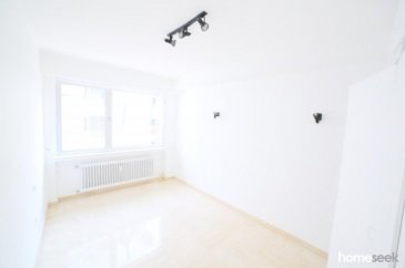 +352 691 88 03 12

Ce studio de 25m2 a été complètement rénové et se situe au troisième étage dans une résidence très soignée dans l'avenue Victor Hugo au Limpertsberg.

L'objet dispose également d'une cave.  

Visites ou plus d'informations sur demande par tél. +352 691 88 03 12 ou par email jribeiro@homeseek.lu
Ref agence :4917725