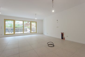 Appartement neuf au 2e étage à louer à Luxembourg-Eich

- Disponibilité immédiate / 1ere occupation - 

À louer : un superb appartement avec un balcon de 6m2 orientation sud (N°142 - 2e étage) situé dans une résidence de haut standing récemment construite sur la place d'Argent à Luxembourg-Ville, à proximité de toutes les commodités. L'arrêt de bus se trouve à seulement 20 mètres, et le parc d'Eich, avec ses pistes cyclables en direction de Luxembourg-Centre et du Kirchberg, est accessible en 3 minutes à pied.

Cet appartement de 91m2 habitables dispose:
- d'un hall d'entrée,
- d'un WC séparé,
- d'une cuisine ouverte avec accès au balcon, orientation plein sud,
- d'un lumineux salon,
- de 2 chambres à coucher dont chacune dispose de sa propre salle de bains.

De plus, cet appartement comprend :
- une cave privative au sous-sol,
- une buanderie commune.

Un emplacement de parking en option à 250€/mois.

Équipements techniques :
- chauffage au gaz,
- chauffage au sol,
- triple vitrage,
- châssis de fenêtres en aluminium,
- stores électriques sur toutes les fenêtres,
- ventilation avec récupération de chaleur,
- thermostat connecté dans chaque pièce,
- porte d'entrée sécurisée.

Loyer: 2.500€,
Caution: 2 x le loyer

La commission d'agence d'un demi loyer incombe au locataire ainsi qu'au bailleur.

N'hésitez pas à nous contacter pour toute demande d'information ou pour organiser une visite.
Disponible en LU, EN, DE, FR, PT au +352 269 007 1