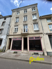 Local commercial au centre-ville .  Local commercial d'environ 50 m2 avec vitrine à aménager complètement (sauf isolation)
 Possibilité de restauration
 Libre à la location
 Les informations sur les risques auxquels ce bien est exposé sont disponibles sur le site Géorisques : www.georisques.gouv.fr