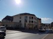 Appartement Location 3 chambres à Diekirch - 1 300 € Nouveau Visite virtuelle. Vous pouvez maintenant visiter l'appartement comme si vous y étiez. Bonne visite
A louer, magnifique appartement spacieux d'environ 160 m2 au 2ième étage en plein Centre ville de Diekirch.
L'appartement entièrement rénové se compose d'un hall d'entrée, d'un spacieux living, d'une cuisine équipée, de 3 chambres à coucher dont une avec sortie sur balcon, d'une salle de bains et d'un w.c séparé.
Disponibilité de suite.
La résidence dispose d'une situation exceptionnelle, en plein coeur du centre ville. Toutes les commodités sont accessibles à pied.
Conditions:
Loyer: 1.300 € + avances sur charges de 200 €
Garantie bancaire : 3 mois de loyer, soit 3.900 €
Commission d'agence : 1300 € + TVA 17 % soit : 1521 € TTC.
Ref agence :841008