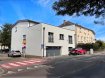 Appartement Vente 3 chambres à Echternach - 625 000 € Immo Losch a le plaisir de vous proposer à la vente ce superbe penthouse de 106,5 m², situé aux 1er et 2ᵉ étages d’une résidence bien entretenue de 4 unités
Caractéristiques principales :
Construction : 1960
Rénovation complète : 2016-2017 (tous les éléments refaits sauf murs porteurs, dalles et chaudière)
Classe énergétique : E – F
Chauffage : mazout (Buderus – 2006)
Menuiseries : triple vitrage avec volets électriques
Résidence : 4 unités (1 bureau et 3 appartements)
Buanderie commune
Local poubelles commun avec tri sélectif SuperDrecksKëscht
Pas d’ascenseur
Description du penthouse:
Surface habitable : 106,5 m²
Cuisine équipée ouverte sur un lumineux living de 47 m²
Chambre 1 : 16,9 m²
Chambre 2 : 14 m²
Salle de douche de 6 m² avec douche, lavabo et WC
WC séparé
Grande terrasse offrant un bel espace extérieur
Débarras
Emplacement de parking extérieur
Charges actuelles : 250 €/mois
Prix de vente : 625 000 €
Ce bien, entièrement rénové avec goût, séduit par sa luminosité, ses volumes généreux et sa grande terrasse idéale pour profiter des beaux jours.
Pour toute information complémentaire ou pour convenir d’une visite, contactez notre agence Immo Losch au +352 26 53 26 11 ou par e-mail à info@immolosch.lu
----------
Immo Losch freut sich, Ihnen dieses wunderschöne Penthouse mit 106,5 m² zum Verkauf anbieten zu können, gelegen im 1. und 2. Obergeschoss einer gepflegten Residenz mit 4 Einheiten.
Haupteigenschaften:
Baujahr: 1960
Komplett renoviert: 2016-2017 (alle Elemente erneuert, außer tragende Wände, Decken und Heizung)
Energieklasse: E – F
Heizung: Öl (Buderus – 2006)
Fenster: Dreifachverglasung mit elektrischen Rollläden
Residenz: 4 Einheiten (1 Büro und 3 Wohnungen)
Gemeinsame Waschküche
Gemeinschaftlicher Müllraum mit Mülltrennung SuperDrecksKëscht
Kein Aufzug
Beschreibung des Penthouses:
Wohnfläche: 106,5 m²
Ausgestattete Küche, offen zu einem hellen Wohnbereich von 47 m²
Schlafzimmer 1: 16,9 m²
Schlafzimmer 2: 14 m²
Duschbad (6 m²) mit Dusche, Waschbecken und WC
Separates WC
Große Terrasse mit schönem Außenbereich
Abstellraum
Außenstellplatz
Aktuelle Nebenkosten: 250 €/Monat
Verkaufspreis: 625.000 €
Diese geschmackvoll renovierte Immobilie besticht durch ihre Helligkeit, großzügigen Räume und die große Terrasse – ideal, um sonnige Tage zu genießen.
Für weitere Informationen oder zur Vereinbarung eines Besichtigungstermins kontaktieren Sie bitte unser Büro Immo Losch telefonisch unter +352 26 53 26 11 oder per E-Mail an info@immolosch.lu
.
----------
Immo Losch is pleased to offer for sale this beautiful 106.5 m² penthouse, located on the 1st and 2nd floors of a well-maintained residence with 4 units.
Main features:
Year of construction: 1960
Fully renovated: 2016-2017 (all elements renewed except load-bearing walls, slabs, and boiler)
Energy class: E – F
Heating: Oil (Buderus – 2006)
Windows: Triple glazing with electric shutters
Residence: 4 units (1 office and 3 apartments)
Communal laundry room
Communal waste room with SuperDrecksKëscht recycling system
No lift
Penthouse description:
Living area: 106.5 m²
Fitted kitchen open to a bright living area of 47 m²
Bedroom 1: 16.9 m²
Bedroom 2: 14 m²
Shower room (6 m²) with shower, washbasin, and WC
Separate WC
Large terrace offering a pleasant outdoor space
Storage room
Outdoor parking space
Current charges: €250/month
Selling price: €625,000
Tastefully renovated, this property stands out for its brightness, generous spaces, and large terrace, perfect for enjoying sunny days.
For more information or to arrange a viewing, please contact our Immo Losch agency by phone at +352 26 53 26 11 or by email at info@immolosch.lu
.