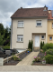 Maison jumelée Vente 3 chambres à Niederkorn - 950 000 € Belle maison libre de 3 côtés, construite en 1999 et située à proximité de l'autoroute et de l'hôpital.
La surface habitable est d'environ 121 m² sur un terrain de 5,04 ares avec un grand jardin.
La maison se compose comme suit :
Rez-de-chaussée :
Hall d'entrée, séjour lumineux de 32,42 m², cuisine équipée, WC séparé.
1er étage :
Hall de nuit, trois chambres (12,67 m² / 14,70 m² / 14,74 m²), salle de bains avec baignoire, douche et WC.
Sous-sol (57,32 m²) :
Garage pour une voiture, buanderie/chaufferie.
Studio de 15,29 m² avec accès indépendant et direct au jardin, composé de deux pièces et d'une salle de douche.
Idéal pour profession libérale.
Double vitrage, chaudière au gaz remplacée en 2014.
Possibilité de garer deux voitures à l'extérieur.
Renseignements et contact :
Mme Nassim Toloui
Email : nassim@parkagence.lu