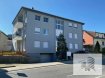 Appartement Vente 2 chambres à Lamadelaine - 577 000 € Lumineux appartement au 3ième (dernier) étage avec une surface pondérée de 79,47 m2 dans une résidence (sans ascenseur) de 6 unités uniquement, composé comme suit :
A l’étage : Hall d’entrée, WC d’hôtes, local buanderie/débarras, cuisine équipée individuelle, living/salle à manger (parquet) avec accès au balcon, 1 salle de bain et 2 chambres à coucher (parquet)
Sous-sol : une cave privative et un emplacement intérieur
Pas de travaux à prévoir.
Chauffage de 2019, toiture de 2020 et nouvelle façade et réfection terrasses d’avril 2021.
Écoles et crèches se trouvent à proximité. Accès facile aux transports publics et aux grands axes routiers.
Pour tout renseignements supplémentaires ou pour convenir un rendez-vous pour une visite, veuillez nous contacter par téléphone au (+352) 691 400 705 ou (+352) 691 400 706 ou par mail : info@17b.lu