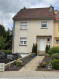 Maison jumelée Vente 3 chambres à Niederkorn - 1 200 000 € Belle maison libre de 3 côtés, construite en 1999 et située à proximité de l'autoroute et de l'hôpital.
La surface habitable est d'environ 121 m² sur un terrain de 5,04 ares avec un grand jardin.
La maison se compose comme suit :
Rez-de-chaussée :
Hall d'entrée, séjour lumineux de 32,42 m², cuisine équipée, WC séparé.
1er étage :
Hall de nuit, trois chambres (12,67 m² / 14,70 m² / 14,74 m²), salle de bains avec baignoire, douche et WC.
Sous-sol (57,32 m²) :
Garage pour une voiture, buanderie/chaufferie.
Studio de 15,29 m² avec accès indépendant et direct au jardin, composé de deux pièces et d'une salle de douche.
Idéal pour profession libérale.
Double vitrage, chaudière au gaz remplacée en 2014.
Possibilité de garer deux voitures à l'extérieur.
Renseignements et contact :
Mme Nassim Toloui
Email : nassim@parkagence.lu