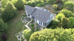 Maison individuelle Vente 3 chambres à Steinsel - 3 350 000 € Voici la description de la propriété en français :
Villa de +/-500m2 sur les hauteurs de Steinsel sur un grand terrain de 31a07ca.
La villa avec ses +/-330m2 habitables profite d'un emplacement idéal à la lisière de la forêt dans une cité calme et sans voisins directs à l'arrière.
Nichée en haut de la colline, elle offre un cadre lumineux tout en étant protégée des regards indiscrets d'une part, et une vue panoramique sur la vallée allant jusqu'au Kirchberg d'autre part.
La villa profite de finitions de qualité avec du marbre et du parquet au sol, un sauna, un jacuzzi et de grandes terrasses avec un jardin aménagé.
La villa se compose comme suit :
Rez-de-chaussée
- hall d'entrée
- grand living ouvert avec une belle hauteur sous plafond et une cheminée ouverte et donnant sur le jardin
- deux verrières attentantes au salon et à la salle à manger, donnant accès aux terrasses et au jardin
- double escalier vers l'étage avec mezzanine
- salle à manger
- cuisine équipée
- bureau meublé
- W.C. séparé
- Suite parentale de +/-55m2 avec salle de bains, dressing et une salle détente avec sauna, whirlpool, une grande douche ainsi qu'une sortie vers la terrasse et le jardin
1er étage
- deuxième séjour pour les enfants de 25m2 meublé et équipé d'un home cinéma
- chambre à coucher 20m2
- Salle de bains avec douche et baignoire
- W.C. séparé
- Chambre à coucher de 22m2
- Chambre à coucher de 22m2
Au -1
- Grand garage pour 4 voitures
- Fitness
- Cave de 16m2
- Cave de 10m2
- Cave de 8,3m2
- W.C. séparé
- Cave 30m2
- Chaufferie de 20m2
- Débarras
Les points forts du bien sont :
- localisation idéale sur énorme terrain de 31ares
- qualité de construction
- plusieurs grandes terrasses
- jardin aménagé
- vue panoramique
- système d'alarme
La villa saura satisfaire les demandes de chaque client désireux d'un bien exceptionnel profitant d'un emplacement unique.
Pour plus de questions ou une visite, n'hésitez pas à nous contacter.
Disponibilité : immédiate
Prix de vente : 3'350'000
Les frais d'agence sont à la charge de la partie venderesse
Nr. de téléphone : 621 319 162 M Agovic
Premier contact de préférence par courriel