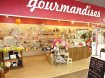 Local commercial Vente à Mondelange - 14 000 € Fond de commerce - Confiserie à Mondelange . Vous souhaitez vous lancer dans la vente ' Ce commerce sera idéal ! Nous vous proposons ce fond de commerce situé à Mondelange, il est vendu avec le stock et tous les éléments nécessaires à la vente. L'activité principale est la vente de confiseries, de chocolats et la confection de montages pour toutes occasions. Le local dans lequel vous exercerez se situe dans la galerie commerciale du Cora et dispose d'une surface de 48 m2 avec une réserve. Agent commercial à contacter : Amélie Giglio au 07.71.22.24.37 ou 03.82.53.52.94; par mail : agence@ccimmobilier.com. Dans le cadre de votre recherche, n'hésitez pas à consulter notre site www.ccimmobilier.com afin de voir toutes nos offres.
