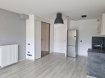 Appartement Location 1 chambre à Yutz - 720 € c.c. Appartement F2, situé au 1er étage (sans ascenseur) d'un petit immeuble calme, comprenant: un séjour avec placard intégré et cuisine ouverte (lave-vaisselle, four, plaque de cuisson, hotte et réfrigérateur/congélateur), un balcon attenant au séjour, une chambre avec placard intégré, un wc séparé et une salle d'eau avec emplacement lave-linge.
Chauffage individuel au gaz
Détail des charges: provision sur eau froide, entretien des communs, électricité des communs, TEOM et entretien de la chaudière.
Situé à 4 min en voiture de la gare SNCF et à proximité de l'autoroute.
DPE en cours de réalisation