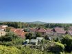 Maison à vendre Thionville. Volkrange  : Avec une vue imprenable, cette maison individuelle sur 8  ares de jardin vous séduira par son aménagement.

Le rez de chaussée de 118 m² comprend un hall  d'entrée de 15 m² qui  dessert la partie cuisine-repas de  29 m². le salon en L de 37 m² ( cheminée et poêle à granules)) , ainsi que deux chambres, sdb et wc
Au 1 er ( escalier à remodeler) : Un salon/bibliothèque de 28 m², ainsi qu'une chambre (possibilité d'y aménager une salle de bains)
Un sous sol complet ( caves, buanderie, garage porte motorisée).
Plusieurs places de parking
NB : L'isolation toiture et des planchers bas permet de passer en D ( environ 20 000 € à prévoir)
IMMODM 03 82 57 31 87 

Honoraires inclus de  3.49% TTC  à la charge de l'acquéreur. Prix hors honoraires 415 000 €. Classe énergie F, Classe climat C Logement à consommation énergétique excessive. Montant estimé des dépenses annuelles d'énergie pour un usage standard : entre 3230.00 € et 4420.00 € sur les années 2021, 2022 et 2023 (abonnements compris). Les informations sur les risques auxquels ce bien est exposé sont disponibles sur le site Géorisques : georisques.gouv.fr.