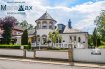 L'agence immobilière MaraMax s.àr.l vous propose cette magnifique villa haut de gamme, située dans une cité calme et agréable à Steinfort, où il fait bon vivre.
La villa a une surface habitable de +/- 409.39m2, une surface totale de +/-440.82m2 et se compose comme suit:

Le rez-de-chaussée accueille les différentes activités de jour:
- hall d'entrée avec placard intégré, vestiaire et WC séparé avec lavabo,
- living/salle à manger avec feu ouvert double face, accès terrasse et jardin,
- cuisine équipée haut de standing,
- deuxième living/salle à manger, peut être utilisé comme chambre à coucher, avec débarras, feu ouvert, climatisation, accès terrasse et jardin

Suite parentale:
- salle de douche avec lavabo, baignoire et WC,
- deux dressings, dont un avec accès à la chambre parentale,
- chambre parentale avec climatisation, accès terrasse et jardin

Premier étage:
- hall de nuit,
- salle de douche avec lavabo et fenêtre,
- possibilté d'aménager une à deux chambres à coucher

Sous-sol:
- hall de cave
- salle de douche avec possibilité d'installer un WC,
- Wellness/spa avec jacuzzi, sauna, solarium, 2 fenêtres et accès à une salle de douche avec lavabo et WC,
- débarras/archive,
- cave à vins,
- buanderie,
- chaufferie,
- garage pour une voiture,
- local électrique

Appartement 2 chambres:
- hall d'entrée,
- living avec climatisation,
- deux chambres à coucher dont une avec accès à la salle de douche avec bidet, WC et lavabo,
- cuisine avec accès jardin et entrée principale de l'appartement par le côté de la maison

A ceci s'ajoute un garage pour une voiture ainsi que des emplacements extérieurs.

Pour plus d'informations par rapport à cette belle villa, n'hésitez pas à nous contacter.