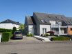 Maison jumelée Vente 5 chambres à Mondorf-Les-Bains - 1 250 000 € Maison spacieuse et calme en angle près du centre avec 5 chambres
La maison a été construite en 2006 et est en très bon état. On accède au bâtiment par un couloir avec escalier, qui relie toutes les autres unités. Au rez-de-chaussée se trouvent un très grand salon/salle à manger avec accès à la terrasse et au jardin aménagé, une grande cuisine moderne, également avec accès à la terrasse, un WC pour les invités et un vestiaire. Au premier étage, il y a 4 chambres, dont 2 avec balcon, une salle de bain avec douche et des toilettes séparées. Le 2ème étage comprend une autre chambre avec grand dressing, une autre salle de bain et un petit grenier. Au sous-sol, il y a une grande buanderie, un grand local technique, un autre grand débarras et un garage double. Le jardin entoure la maison à l'arrière, sur les côtés et à l'avant. Les fenêtres sont à double vitrage, la façade et le toit sont isolés et le chauffage au gaz est de Buderus. Devant la maison, il y a également 2 places de stationnement supplémentaires sur le côté, ainsi qu'en face du garage.
La maison se trouve dans une rue très calme, utilisée uniquement par les riverains. L'arrêt de bus scolaire est à proximité immédiate. Le centre de Mondorf-les-Bains est accessible à pied en 10 minutes. Il y a tous les commerces, écoles (école internationale), offres culturelles ainsi que banques et pharmacies. Les liaisons de transport en voiture ou en bus sont très bonnes. La Moselle avec ses célèbres vignobles est à seulement quelques kilomètres. La municipalité est très active et veille depuis des années à ce que les habitants se sentent très bien.
