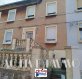 Maison Audun Le Tiche 4 pièce(s) 88 m2. À SAISIR !

Venez découvrir le fort potentiel de cette maison mitoyenne située à Audun-Le-Tiche, dans une rue calme, proche du centre ville et de toutes les commodités et infrastructures.

Située à deux pas du Luxembourg, cette maison d'environ 88m² vous propose :

Au Rez-de-chaussée : 1 séjour, 1 cuisine dinatoire de plus de 17m² donnant accès à une cour et un jardin, 1 toilette et 1 salle d'eau.

Au 1er étage : 2 grandes chambres de 14 et 17m².
L'une d'elle donne accès aux combles (2ème étage) aménagés actuellement en 1 chambre et 1 grenier.

Sous-sol complet, cour et jardin à l'arrière de la maison.

La maison est équipée de fenêtres  double vitrage (1999).
Mode de chauffage / production eau chaude : chaudière  murale gaz à condensation de 2010 (la chaudière a été entretenue chaque année)
Toiture refaite en 1999

Des travaux d'électricité et d'isolation (possibilités d'aides financières pour ces travaux) sont à prévoir ainsi qu'un rafraichissement global de la maison.

Idéale si vous êtes bricoleurs, cette maison vous offrira un cadre de vie agréable, au calme, dans un secteur frontalier très recherché !

Diagnostic de performance énergétique :
DPE et AUDIT réalisés le 01/06/2026 : logement classé F (323kWh/m²/an) et F pour les émissions de gaz à effet de serre (71kg CO2/m²/an).
Montant estimé des dépenses annuelles d'énergie pour un usage standard : entre 2500 € et 3440€ par an. Prix moyens des énergies indexés sur les années 2021, 2022 et 2023 (abonnements compris).

Les informations sur les risques auxquels ce bien est exposé sont disponibles sur le site Géorisques : www.georisques.gouv.fr

À visiter sans tarder !

Frais d'agence inclus, à la charge du vendeur.

Véronique GONZALEZ
06 18 01 45 97