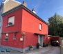 Maison de 85 m² avec jardin, terrasse et grand garage ? Environnement calme
Vous recherchez le confort d'une maison avec une surface facile à entretenir ? Cette agréable maison de 85 m² offre toute l'intimité d'une maison individuelle, avec une superficie comparable à celle d'un appartement.
Elle se compose de :
?	Un salon, Une cuisine ouverte sur la salle à manger, Une salle de douche.
?	Une terrasse, Un jardin privatif,
?	Un grand garage, Une cour d'environ 40 m² permettant de stationner jusqu'à deux véhicules.
Située dans un quartier calme, à proximité immédiate de la forêt, cette maison bénéficie d'un cadre de vie agréable tout en restant pratique au quotidien.
Quelques travaux de rafraîchissement et d'amélioration sont à prévoir, offrant l'opportunité de personnaliser ce bien selon vos goûts.
Pour toute demande de visite ou informations complémentaires, n'hésitez pas à nous contacter au 265341 ou directement notre agent Mme VAZ au 621 283 844 ou par mail au
 lisa.vaz@cl-immo.lu
Les frais d'agence sont inclus dans le prix de vente et sont à charge du vendeur.