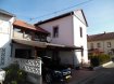 Maison Vente 5 chambres à Merzig-Hilbringen - 320 000 € Imposantes Stadthaus im Herzen von Hilbringen, einem Vorort von Merzig
Das Haus besticht durch seine klassische Fassade, sowie seine Top-Lage.
Man betritt das Haus durch einen grossen Flur, der alle weiteren Bereiche miteinander verbindet. Im Erdgeschoss finden sich eine geräumige Wohnküche, ein Esszimmer und ein riesiges, doppeltes Wohnzimmer mit Ausgang zur Terrasse/Carport. Neben der Küche liegt ein kleines Bad mit Badewanne. Im hinteren Teil des Erdgeschosses gibt es die Waschküche, eine Garage für ein kleineres Auto und eine überdachte Terrasse. Vor der Garage ist ein neuer Carport für zwei Auto angebaut.
Im ersten Stock befinden sich nach der jetzigen Aufteilung 4 Zimmer, wobei 2 als Schlafzimmer genutzt werden und die anderen 2 als zweite Küche und Wohnzimmer. Auf der halben Etage nach hinten gibt es einen sehr hellen, grossen Wintergarten, der geschlossen und mit Heizung ausgestattet wurde. Hier liegt auch das zweite, kleine Bad mit Dusche. Im 2.Stock des Hauses befindet sich ein grosser, ausgebauter Speicherraum, der zur Zeit als Musikproberaum. Hier gibt es einen weiteren Nebenraum, alles isoliert und mit Heizung ausgestattet.
Das Haus ist unterkellert und verfügt über einen grossen Gewölbekeller mit der Heizungsanlage ( Buderus, Stadtgas ), sowie eine grossen Weinkeller. Vor und seitlich vom Haus gibt es einen kleinen Garten mit gemütlicher Gartenlaube.
Die Fenster sind doppelverglast ( 2008 ), das Dach wurde 2011 erneuert/isoliert, die Fassade renoviert, und die Elektrik 2012 erneuert. Die Badezimmer sind noch aus den 70ger Jahren. Das restliche Haus befindet sich in einem guten Zustand.