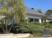 Maison mitoyenne Vente 4 chambres à Strassen - 1 635 000 € Grande maison type Bungalow à vendre à Strassen dans un quartier résidentiel et calme proche de toutes commodités.Au Sous-sol, garage pour 2 à 3 voitures, buanderie, cave à vin, grande cave, chaufferie et nouvelle chaudière à mazout Viessman.Au Rez-de Chaussée: grand hall représentatif avec vestiaire, Pierre de Bourgogne au sol ainsi que l'escalier et living, WC sép., très grand living lumineux avec un poêle, bibliothèque, nouvelle cuisine équipée, salle à manger adjacente, une grande chambre à coucher (parquet) ainsi qu'une salle de bain. L'accès sur la terrasse partiellement couverte se fait aussi bien du living que de la salle à manger. Un beau jardin bien aménagé se trouve à l'arrière de la maison.Au 1er étage: 3 grandes chambres à coucher dont une avec grand placard intégrée, salle de jeux, salle de douche.Climatisation dans une chambre orientée au Sud.Cette maison est dans un état globalement bien entretenu: chaudière récente, salle de douche du rez-de-chaussée refaite, fenêtres triple vitrage en PVC récemment rénovées. Ref agence :103125