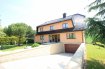 Villa Vente 6 chambres à Schengen - Prix sur demande Très belle maison individuelle construite en 1995 idéalement située dans une rue sans issue et dans un quartier résidentiel. La propriété s'étend sur un terrain de 13,31 ares avec une superficie habitable d'environ 400m².Répartie sur 4 niveaux, elle vous offre de spacieux espaces de vie, aménageable de différentes possibilités.Vous découvrirez au Rez-de-chaussée : - Un grand hall d'entrée de 18,36m² - Un living de +/- 43m² avec cheminée,- Une cuisine équipée indépendante de 23,85m² avec accès à une véranda chauffée de 16,47m² avec vue sur le jardin aménagé avec plan d'eau,- Un débarras de 4,45m²,- Une chambre à coucher de 23,76m²- Salle de bain,- Toilette séparé,Au 1er étage :- Hall de nuit desservant 5 chambres à coucher,- 3 chambres de 17,98m² avec chacune un terrasse 3,80m²,- 2 autres chambres de 19,52m² et 20,55m²,- Salle de bain,- Toilette séparé,Au Grenier :- Grande pièce de vie aménagée en salle de détente avec un bar en chêne massif.- Débarras,- Plusieurs rangements sous les combles, Au sous-sol :- Toilette séparé,- Salle de douche,- Une cave à vin,- Un grand garage de 42,82m²,- Un espace atelier,- 3 caves.Pour plus de renseignements ou une visite (visites également possibles le samedi sur rdv), veuillez contacter le 28.66.39.1.Ref agence :72552