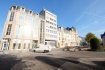Appartement Location 1 chambre à Luxembourg-Gare - 1 850 € Luxembourg-Gare, Rue de la Grève, dans un immeuble bourgeois entièrement rénové dans le respect des monuments historiques, à côté de l’arrêt du tram, bel appartement lumineux avec vue sur la Place des Martyrs, de 58 m2 habitables, situé au deuxième étage avec ascenseur et comprenant : hall d’entrée avec vestiaire, vidéophone, salle de douche avec WC, grand living, chambre à coucher avec placard intégré, cuisine équipée ouverte sur le living, débarras avec branchement pour lave-linge, une cave.
Hauteur sous-plafonds de 3 mètres. Libre le 1er janvier 2022. Rénové à neuf, première occupation. Pour un couple au maximum. Contrat de bail de deux ans minimum.
Contact et visites : Rosalba MAITRE téléphone : 691 550 189
Email : rosalba@parkagence.lu