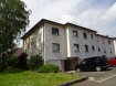 Appartement Location 2 chambres à Mondorf-Les-Bains - 1 250 € CDI erforderlich !!! Helle grosszügige Wohnung im zweiten Stock einer ruhigen Residenz.
Das zum Eingangsbereich offene Wohn-Esszimmer bietet direkten Zugang zum sonnigen Balkon.
Vom Flur aus erreicht man beide Schlafzimmer, die Küche mit moderner Einbauküche, das Bad mit Wanne und WC sowie das Gäste WC.
Zum Appartement gehört eine Einzelgarage , sowie ein eigener Keller mit Waschmaschinenanschluss.
Mondorf-les-Bains gehört zu den beliebtesten Gemeinden an der Mosel und bietet den Einwohnern ein hohes Maß an Wohnqualität. In Sachen Bildung, Sport, Freizeitangebot, Einkaufsmöglichkeiten und Kulturangebot gibt es nichts Vergleichbares in der Region. Die Verkehrsverbindungen ins umliegende Ausland und in die Hautstadt sind exzellent.