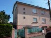 Maison jumelée Vente 3 chambres à Longwy - 169 000 € Quartier Bel arbre , Belle maison jumelée de type 5 d’une superficie d’environ 90 m² sur 3.33 ares clos et arborés.
S/Sol : chaufferie avec porte de service donnant sur la terrasse et le jardin, une cave, un cellier, un garage une voiture
RDC surélevé : hall d’entrée avec placards, WC indépendants, cuisine équipée, séjour-salon carrelé,
1er étage : Dégagement, salle d’eau, trois chambres avec placards dans chacune
Greniers au dessus
Cette maison est équipée d’un chauffage gaz de ville (chaudière de 2012), DV +VR, la façade