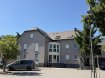 Duplex d'exception à vendre à Useldange - 3 chambres - 114,42 m² - balcon

HOME PROJECT SA vous propose à la vente ce magnifique duplex situé au 1er étage d'une petite résidence de seulement 4 unités, dans un quartier résidentiel calme à Useldange.

Offrant une surface totale de +/-120 m² (dont 114,42 m² habitables), ce bien lumineux et parfaitement entretenu séduit par ses beaux volumes, sa fonctionnalité et son cadre de vie agréable.

Composition du bien
Premier niveau (44,41 m²)
Hall d'entrée avec espace vestiaire
WC séparé
Cuisine ouverte entièrement équipée
Spacieux séjour et salle à manger baigné de lumière grâce à ses grandes baies vitrées
Accès à un balcon de 7,82 m²
Étage supérieur (70,01 m²)
3 belles chambres à coucher
Salle de bains avec douche à l'italienne
WC séparé
Grenier/espace de rangement privatif de 8,31 m²

Annexes et équipements
Emplacement intérieur de 15,13 m²
Emplacement extérieur privatif
Cave privative de 5,22 m²
Double vitrage
Chauffage au mazout
Faibles charges de copropriété

Situé dans la rue de Boevange, ce duplex bénéficie d'un emplacement idéal, à proximité immédiate des commodités du quotidien :
* Commerces à proximité accessibles à pied
* Restaurants
* École fondamentale d'Useldange et crèches à proximité, pratique pour les familles. 
* Accès rapide aux axes routiers menant vers Mersch, Ettelbruck, Kirchberg et Luxembourg-Ville.
*Cadre résidentiel calme, à proximité du centre du village, du château médiéval d'Useldange et des infrastructures sportives et de loisirs.

Disponibilité immédiate

Pour toute information complémentaire ou pour organiser une visite, contactez HOME PROJECT SA au 26 36 11 12 ou par mail info@home-project.lu / www.home-project.lu

Außergewöhnliche Maisonette-Wohnung in Useldange zu verkaufen ? 3 Schlafzimmer ? 114,42 m² ? Balkon

HOME PROJECT SA bietet Ihnen diese wunderschöne Maisonette zum Verkauf an, die sich im 1. Stock einer kleinen Wohnanlage mit nur 4 Wohneinheiten in einem ruhigen Wohnviertel in Useldange befindet.

Mit einer Gesamtfläche von ca. 120 m² (davon 114,42 m² Wohnfläche) besticht diese helle und perfekt gepflegte Immobilie durch ihre großzügigen Räume, ihre Funktionalität und ihr angenehmes Wohnambiente.

Aufteilung der Immobilie
Erste Ebene (44,41 m²)
Eingangsbereich mit Garderobenbereich
Separates WC
Voll ausgestattete offene Küche
Geräumiges Wohn- und Esszimmer, das dank seiner großen Fensterfronten lichtdurchflutet ist
Zugang zu einem 7,82 m² großen Balkon
Obergeschoss (70,01 m²)
3 schöne Schlafzimmer
Badezimmer mit ebenerdiger Dusche
Separates WC
Dachboden/privater Stauraum von 8,31 m²

Nebenräume und Ausstattung
Innenstellplatz mit 15,13 m²
Privater Außenstellplatz
Privater Keller mit 5,22 m²
Doppelverglasung
Ölheizung
Geringe Gemeinschaftsgebühren

Diese Maisonette-Wohnung in der Rue de Boevange genießt eine ideale Lage in unmittelbarer Nähe zu allen Annehmlichkeiten des täglichen Lebens:
* Geschäfte in der Nähe, zu Fuß erreichbar
* Restaurants
* Grundschule von Useldange und Kindertagesstätten in der Nähe ? ideal für Familien. 
* Schnelle Anbindung an die Hauptverkehrsstraßen nach Mersch, Ettelbruck, Kirchberg und Luxemburg-Stadt.
* Ruhige Wohnlage, in der Nähe des Dorfzentrums, der mittelalterlichen Burg von Useldange sowie von Sport- und Freizeiteinrichtungen.

Sofort verfügbar

Für weitere Informationen oder zur Vereinbarung eines Besichtigungstermins wenden Sie sich bitte an HOME PROJECT SA unter der Telefonnummer 26 36 11 12 oder per E-Mail an info@home-project.lu / www.home-project.lu

Exceptional duplex for sale in Useldange - 3 bedrooms - 114.42 m² - balcony

HOME PROJECT SA is pleased to offer for sale this magnificent duplex located on the 1st floor of a small building with only 4 units, in a quiet residential neighborhood in Useldange.

Offering a total area of approximately 120 m² (including 114.42 m² of living space), this bright and perfectly maintained property charms with its spacious rooms, practical layout, and pleasant living environment.

Layout of the Property
First Level (44.41 m²)
Entrance hall with coat closet
Separate half-bath
Fully equipped open-concept kitchen
Spacious living and dining area bathed in light thanks to its large floor-to-ceiling windows
Access to a 7.82 m² balcony
Upper level (70.01 m²)
3 spacious bedrooms
Bathroom with walk-in shower
Separate toilet
Private attic/storage space of 8.31 m²

Amenities and Features
15.13 m² indoor parking space
Private outdoor parking space
5.22 m² private basement storage
Double-glazed windows
Oil-fired heating
Low condominium fees

Located on Rue de Boevange, this duplex enjoys an ideal location, right next to everyday amenities:
* Nearby shops within walking distance
* Restaurants
* Useldange elementary school and daycare centers nearby?convenient for families. 
* Quick access to major roads leading to Mersch, Ettelbruck, Kirchberg, and Luxembourg City.
* Quiet residential setting, close to the village center, the medieval castle of Useldange, and sports and recreational facilities.

Available immediately

For more information or to schedule a tour, contact HOME PROJECT SA at 26 36 11 12 or by email at info@home-project.lu / www.home-project.lu
