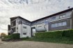 Duplex Vente 2 chambres à Bascharage - 650 000 € ** Votre Duplex à Hautcharage : calme, confort et commodités réunis dans un cadre résidentiel privilégié ! **
immohub, votre partenaire dans l'immobilier à Hautcharage, vous propose en exclusivité un appartement de type duplex situé au premier et au deuxième étage d'une résidence de 9-18 unités construite en 2005.
Le bien se compose comme suit :
R+1 :
-Hall d'entrée 7,75 m²
-WC séparé 1,85 m²
-Cuisine équipée indépendante 10,40 m²
-Double séjour 28,85 m² avec accès au balcon
-Balcon +/- 8,00 m²
R+2 : (HSP max. 4,36 m)
-Hall de nuit 3,65 m²
-Chambre I 15,85 m²
-Chambre II 11,10 m² avec accès au balcon
-Salle de bain 6,65 m²
-Balcon +/- 8,00 m²
Le bien se complète par une cave privative, un emplacement intérieur et une buanderie commune.
Détails :
-Chauffage au gaz
-CPE : F/E
-Charges : 400 € / mois
-Double vitrage / Volets électriques
-Électroménagers SIEMENS
-Surface utile selon acte : 91,76 m²
-Situation très agréable, dans un quartier résidentiel sans trafic de passage, tout en restant proche de toutes commodités, des axes routiers et de la nature.