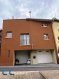 Maison Vente 4 chambres à Stadtbredimus - 745 000 € CL Immobilière vous propose en exclusivité, une magnifique maison mitoyenne situé à Stadtbredimus.
Cette belle maison atypique de 194m2 habitables, à été entièrement rénovée avec beaucoup de goût :
Elle se compose comme suit :
Un rez-de chaussée avec un grand garage, (65m2) une cave, une buanderie et wc séparé, le tout est carrelé, isolé et bien équipé.
A l?étage se trouvent une belle cuisine équipée ouverte sur la salle à manger, avec un poêle au bois, une grande salle de bain tout confort, (grande douche au sol, baignoire hydromassage et double lavabo).
Le deuxième étage se compose d?un grand hall, d?un living avec feu ouvert , d?une mezzanine avec un bureau, d?une chambre à coucher avec dressing et d?une belle terrasse ensoleillée jouissant d? une vue dégagée.
La mansarde se compose de trois chambres à coucher et d?une salle de douche.
Situé dans une rue très calme à proximité de toutes commodités (écoles, crèches, petits commerces, transports en commun), à cinq minutes de Remich.
Ref agence :SCVJ1