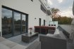 Loft Location 1 chambre à Luxembourg-Kirchberg - 3 500 € L'agence IMMO MAX vous propose de venir découvrir ce magnifique Loft idéalement situé à Luxembourg-Kirchberg
Il se compose d'une grande pièce prinicpale avec sa cuisine entièrement équipée d'une grande marque italienne, ainsi q'un coin chambre avec sa salle de douche et son dressing, le tout avec accès à une terrasse de 50m² sans vis à vis.
Tous les matériaux utilisé sont haut de gamme et l'appartement dispose aussi de la domotique.
A cela s'ajoutent un garage,un cave et peut etre loué avec les meubles.