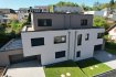 À Louer : Magnifique Maison Jumelée neuve à Basse Énergie

Home Project SA vous présente cette splendide maison jumelée neuve  en première occupation, située dans la paisible rue du Camping. Implantée sur un terrain de 4,42 ares, cette propriété économe en énergie (classe AB) offre une surface totale de 230 m² et une surface habitable d'environ 184 m².

Détails de la Maison :

Rez-de-chaussée :
Hall d'entrée accueillant
WC séparé
Local technique/buanderie 
Grand séjour double lumineux avec cuisine ouverte, donnant accès direct à une terrasse spacieuse de 38,78 m² et à un jardin aménagé
Débarras
Garage double

1er Étage :
Hall de nuit
Suite parentale comprenant une chambre, un dressing et une salle de bain privative
Deux chambres d'enfants
Salle de douche
WC séparé

Étage en Retrait :

Bureau 
Chambre 

Caractéristiques de la Maison :

Chauffage au sol
Panneaux photovoltaïques
Triple vitrage
Volets électriques
Ventilation mécanique contrôlée
Revêtements et finitions de haute qualité
Profitez d'une large terrasse et d'un joli jardin aménagé, parfaits pour des moments de détente en extérieur.

Ne manquez pas cette opportunité de vivre dans une maison moderne et confortable, alliant qualité de vie et performance énergétique. Pour plus d'informations ou pour planifier une visite, contactez-nous dès aujourd'hui !

Contact : Home Project SA
Téléphone : 26361112
Email : info@home-project.lu
Site web : www.home-project.lu




Zu vermieten: Wunderschönes neues Niedrigenergie-Reihenhaus

Home Project SA präsentiert Ihnen dieses herrliche neue Reihenhaus, das zum ersten Mal bewohnt wird und in der ruhigen Rue du Camping liegt. Auf einem 4,42 Ar großen Grundstück gelegen, bietet diese energieeffiziente Immobilie (Klasse AB) eine Gesamtfläche von 230 m² und eine Wohnfläche von ca. 184 m².

Details zum Haus:

Erdgeschoss:
Einladende Eingangshalle
Separates WC
Technikraum/Waschküche
Großer, heller Wohn-Essbereich mit offener Küche, mit direktem Zugang zu einer großzügigen Terrasse von 38,78 m² und einem angelegten Garten
Abstellraum
Doppelgarage

1. Etage:
Flur zum Schlafbereich
Elternschlafzimmer mit einem Schlafzimmer, einem Ankleidezimmer und einem eigenen Badezimmer
Zwei Kinderzimmer
Duschbad
Separates WC

Obergeschoss:

Arbeitszimmer 
Schlafzimmer 

Ausstattungsmerkmale des Hauses:

Fußbodenheizung
Photovoltaik-Module
Dreifachverglasung
Elektrische Rollläden
Kontrollierte Wohnraumlüftung
Hochwertige Oberflächen und Ausstattungen
Genießen Sie eine große Terrasse und einen schönen, angelegten Garten, ideal für entspannte Momente im Freien.

Verpassen Sie nicht diese Gelegenheit, in einem modernen und komfortablen Haus zu wohnen, das Lebensqualität und Energieeffizienz vereint. Für weitere Informationen oder um einen Besichtigungstermin zu vereinbaren, kontaktieren Sie uns noch heute!

Kontakt: Home Project SA
Telefon: 26361112
E-Mail: info@home-project.lu
Website: www.home-project.lu




For Rent: Beautiful New Low-Energy Semi-Detached Home

Home Project SA is pleased to present this splendid new semi-detached home, the first to be occupied, located on the peaceful Rue du Camping. Set on a 4.42-acre lot, this energy-efficient property (AB class) offers a total area of 230 m² and a living area of approximately 184 m².

House Details:

Ground Floor:
Welcoming entryway
Separate half-bath
Utility/laundry room
Large, bright open-concept living area with open kitchen, providing direct access to a spacious 38.78 m² terrace and a landscaped garden
Storage room
Double garage

First Floor:
Night hall
Master suite comprising a bedroom, a walk-in closet, and a private bathroom
Two children's bedrooms
Shower room
Separate toilet

Mezzanine:

Office 
Bedroom 

Home Features:

Underfloor heating
Solar panels
Triple-pane windows
Electric shutters
Mechanical ventilation system
High-quality finishes and materials
Enjoy a large terrace and a lovely landscaped garden, perfect for relaxing outdoors.

Don't miss this opportunity to live in a modern and comfortable home that combines quality of life with energy efficiency. For more information or to schedule a tour, contact us today!

Contact: Home Project SA
Phone: 26361112
Email: info@home-project.lu
Website: www.home-project.lu