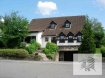 Maison Vente 5 chambres à Niederanven - 1 865 000 € Propriété située dans un quartier résidentiel exceptionnel, calme et en pleine verdure.
Idéal pour des familles avec enfants et/ou animaux. Ces dernières peuvent y trouver un développement sûr, tranquille et naturel, avec un aire de jeu à 100 mètres.
À proximité d'une forêt offrant plein d’opportunités de récréation, un centre commercial, d'une piscine avec un aire de recréation moderne, d'une pharmacie et finalement tout près de plusieurs arrêts de bus.
D’autant plus, le plateau Kirchberg étant à quinze minutes, la propriété offre la balance parfaite entre accessibilité et tranquillité.
· 5-6 chambres
· Cuisine spacieuse
· Grande terrasse
· 2 salles de bain
· Cheminée
· Garage pour 2 voitures (avec stationnements supplémentaires en face de l’immeuble)
Pour tous renseignements supplémentaires ou pour prendre rendez-vous pour une visite, veuillez nous contacter par téléphone au (+352) 691 400 705 ou 691 400 706 ou par mail : info@17b.lu