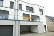 Maison jumelée Location 5 chambres à Schouweiler - 3 280 € Belle maison jumelée, nouvelle construction de haute qualité de la société Stugalux, située à Schouweiler.
La maison dispose de :
Rez-de-chaussée : Grand hall d'entrée, grand living/salle à manger avec accès à la terrasse ainsi qu'au jardin, belle cuisine équipée, débarras et WC séparé. On dispose également d'un grand garage pour 2 voitures et une cave.
Etage 1 : Hall de nuit, 2 grandes chambres de 17 m2 chacune donnant sur le balcon d'environ 13m2, belle salle de bain avec baignoire, douche à l'italienne et WC. On dispose également à l'étage d'un WC séparé et un espace buanderie.
Etage 2 : Hall, 2 grandes chambres de 14m2 chacune donnant sur la terrasse d'environ 18 m2, grande salle de bain avec douche italienne et WC. A cet étage on dispose également un grand espace d'environ 58 m2 avec salle de douche et WC idéal pour une suite parentale, un studio par exemple pour l'accueil d'une jeune-fille au pair.
Possibilité de louer un appartement 1 chambre indépendant supplémentaire.
A découvrir absolument !
Situation calme. À proximité d'arrêts de bus. À 4 minutes de la gare de Schouweiler, à 6 minutes de la gare de Dippach, centre commercial CACTUS à 10 minutes.
Ref agence : 232