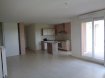 Appartement Location 2 chambres à Terville - 880 € c.c. TERVILLE ' Résidence récente les Vergers, au calme bel appartement F4 de 83 m2, terrasse, garage,
au 2 ème étage comprenant entrée avec placard, séjour avec cuisine équipée et ilot central ouverte sur séjour de 35 m², 2 chambres 11 et 10 m², Sde de 5 m², WC séparé,
1 terrasse de 10 m² profitant d'une 1 expo sud et vue jardin, 1 garage 16.5 m²,
Chauffage gaz, double vitrage Pvc
DPE : B coût du chauffage annuel 174 '
Loyer : 795 ' + 85 ' de prov. sur charges soit 880 '
Dépôt de garantie : 795 '
Honoraires : 664 ' dont 166 ' d'état des lieux
Disponible 1er Octobre
Agora Thionville : 03 82 54 77 77