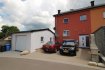 Maison jumelée Vente 4 chambres à Wiltz - 390 000 € Nous vous proposons cette charmante maison jumelée une surface habitable de +/- 140m2, sur un terrain de 2,37 ares proche de toutes les commodités agencée comme suit :
Etage :
hall d‘entrée
grande cuisine équipée ouverte sur le séjour
balcon avec vue magnifique
Etage 1 :
trois chambres
une grande salle de bain avec baignoire
Sous-toiture :
une grande chambre sous les combles
Cave avec accès vers jardin :
coin bar pour une soirée entre amis
une salle de douche (à refaire)
un bureau (ou 5e chambre )
chauffage au mazout (1500L)
buanderie
Autres :
garage pour 1 voiture avec beaucoup de rangement
emplacement pour 2-3 voitures devant la maison
terrasse et petit jardin
Petits plus :
four à bois (pour pizza, pain, viande, etc…)
volets électriques dans la plupart des fenêtres
granit dans les pièces principales / parquet dans les chambres
Surface totale de la maison +/- 210m2
Travaux de rafraichissement à prévoir (peinture)