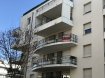 Vente - Appartement à Illkirch-Graffenstaden prix : 169 000 € DÉJÀ VENDU ! ILLKIRCH centre, idéalement situé dans le quartier de l'Illiade Allée François Mitterrand, découvrez cet appartement 3 pièces de 66,13 m² en 3ème étage, composé d'une entrée/dégagement avec salon/séjour de 32,55 m², d'une cuisine aménagée et en partie équipée, deux chambres, une salle de bain équipée et un WC séparé. Le bien dispose également d'une belle terrasse de 11,97 m² orientée ouest et accessible du salon et de la cuisine, d'une cave et d'un parking en sous-sol.
INFORMATIONS COMPLÉMENTAIRES : Construction de 2001, chauffage/eau chaude collectifs gaz, taxe foncière 2016 : 699 €, charges mensuelles 153,81 € (prévoir rafraîchissement décoration), proximité tramway et tous commerces.