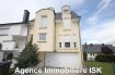 Maison jumelée Location 6 chambres à Luxembourg-Belair - 3 400 € Belair rue Michel Engels Très belle maison de ville avec hall, living avec feu ouvert, cuisine équipée, bureau, 5 chambres à coucher, 2 salles de bains, 1 salle de douche, cave, buanderie, garage, terrasse et jardin Ref agence :916735