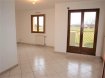 Appartement Vente 2 chambres à Sierentz - 163 500 € F3 de 63 m2 à Sierentz . Au RDC d'une petite résidence très calme au bord des champs, ce F3 de 63 m2 comprend : une cuisine équipée séparée, un séjour avec balcon donnant sur les champs (pas de vis à vis), 2 chambres, une salle de bain et WC séparé. Cave et box garage. Chauffage collectif au gaz. Disponible le 31 octobre.
