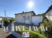 Maison Vente 5 chambres à Neufchef - 230 000 € Maison individuelle Neufchef 6 pièces 120 m2. Venez découvrir cette maison individuelle, en plain-pied surélevé, construite dans les années 60, d'environ 120m² habitables.
Idéalement située à Neufchef, commune prisée du Val de Fensch à moins de 30km du Luxembourg, cette maison proche de nombreuses commodités telles que commerces de proximité , banque, pharmacie, école, transports en commun, saura vous séduire par son potentiel !
Vous découvrirez :
A l'étage, un grand séjour de 30m² traversant ouvert sur la cuisine, ainsi qu'un espace nuit avec ses 3 chambres, sa salle d'eau et un WC séparé pour un total de 80m² de plain-pied.
Au rez-de-chaussée, l'entrée dessert 2 pièces de 10m² pouvant devenir des chambres supplémentaires ou des espaces à aménager selon vos besoins.
De plus, une buanderie avec point d'eau et wc.
Stationnement et annexes :
Un premier garage de 30m², garage d'origine de la maison, avec en plus un espace atelier de 10m².
Un second garage en extension, d'environ 30m² avec une grande hauteur sous plafond, prévu à l'origine pour un camping-car : idéal pour un artisan, un espace de stockage ou encore un projet d'aménagement personnalisé (studio, atelier, etc.).
Enfin, les extérieurs sont composés, à l'arrière d'un jardin clos exposé Ouest.
Vous disposerez également de trois places de stationnement privatif et d'une terrasse à l'avant.
Dalle béton, chauffage gaz, double vitrage PVC, volets roulants électriques.
Les Travaux à prévoir : Electricité + Rafraichissement général.
Frais d'agence inclus à la charge des vendeurs.
DPE réalisé le 13/02/2025 : logement classé F - pour 342kwh/m²/an ainsi que F pour les émissions de gaz à effet de serre pour 73 kg co²/m²/an.
Montant estimé des dépenses annuelles d'énergie pour un usage standard : entre 2370 et 3250€ par an. Prix moyens des énergies indexés sur l'année 2021 (abonnements compris)
Les informations sur les risques auxquels ce bien est exposé sont disponibles sur le site Géorisques : www.georisques.gouv.fr ».
Pour plus de photos ou renseignements n'hésitez pas à nous contacter :
ACTIVE IMMO
CHEILLAN Nicolas