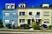 immohub, votre partenaire immobilier à Soleuvre, a le plaisir de vous présenter cette charmante maison unifamiliale mitoyenne, implantée sur un terrain de 2,34 ares, au sein d'une cité résidentielle calme, à l'abri du trafic de passage.
Cette propriété offre une surface habitable d'environ 117 m² et une surface brute totale de 169 m² + grenier. 
Elle dispose de quatre chambres à coucher, d'un bureau, d'une agréable terrasse, d'un jardin orienté ouest ainsi que d'un garage-box fermé.

Le bien se compose comme suit :

Rez-de-chaussée (hauteur sous plafond : 2,57 m)
-Hall d'entrée : 7,10 m²
-WC séparé : 1,45 m²
-Cuisine indépendante équipée : 9,60 m²
-Double séjour : 24,85 m², avec accès direct à la terrasse et au jardin
-Terrasse : 12,70 m²
-Jardin orienté ouest

1er étage (hauteur sous plafond : 2,55 m)
-Hall de nuit : 4,40 m²
-Bureau : 8,30 m²
-Chambre I : 12,40 m²
-Chambre II : 14,10 m²
-Salle de douche : 3,60 m²

2e étage (hauteur sous plafond : 2,35 m)
-Hall de nuit : 1,90 m²
-Chambre III : 15,90 m² (20,50 m² au sol)
-Chambre IV : 13,45 m² (21,00 m² au sol)

Sous-sol (hauteur sous plafond : 2,34 m)
-Hall de cave : 3,75 m²
-Espace de stockage : 3,90 m²
-Cave I : 10,85 m²
-Cave II : 14,05 m²
-Cave III : 7,00 m², avec accès direct au jardin

Informations complémentaires :
-Année de construction : 1979
-Terrain : 2,34 ares
-Surface habitable : environ 117 m²
-Surface brute totale : 169 m² + grenier
-Double vitrage et châssis PVC / Volets manuels (1979 et 1986)
-Dalles en béton
-Chauffage électrique
-Classe énergétique : F/F
-Orientation ouest
-Terrasse de 12,70 m²
-Jardin d'environ 120 m²
-Garage-box fermé à proximité
-Situation calme, sans trafic de passage

Une maison familiale offrant quatre chambres, un bureau et un agréable espace extérieur, dans un environnement résidentiel paisible à Soleuvre.