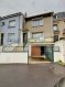 Maison Vente 2 chambres à Pont-à-Mousson - 148 000 € Maison avec jardin et véranda à Pont-à-mousson . Belle maison de ville de type F3 de 106m2 comprenant : Un rez de chaussée desservant une cuisine équipée lumineuse donnant sur un balcon, une salle d'eau récente, un salon séjour attenant à une véranda ainsi qu'à une terrasse et au jardin d'environ 280m2. L'étage dispose de 2 grandes chambres dont l'une donne sur le jardin. Très bonne isolation sonore, et disposition des volumes pratique. Le bien comprends également un garage fermé en sous sol, ainsi que du stationnement devant la maison. Idéal pour un premier achat, accès aux axes autoroutiers Nancy/Metz immédiat.