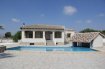 Maison Vente 3 chambres à Alicante - 330 000 € Votre agence Vitrin'Immo vous propose dès aujourd'hui d'acquérir cette magnifique villa de luxe en Espagne, à 30 minutes de la ville d'Alicante!Amateurs de vacances et de chaleur au quotidien, découvrez cette villa construite idéalement, à mi-chemin entre campagne et ville dans un secteur proche des commodités et de la plage. Plain-pied avec aucun mur mitoyen!Vous trouverez dans cette villa une pièce de vie comprenant salon-séjour et équipée d'une cheminée, une cuisine indépendante aménagée, trois chambres doubles et deux salles de bains avec WC dont une avec douche italienne. Une spacieuse cave de 350m² figure également au sous-sol. Sols en grès.A l'extérieur, en plus de la place de parking réservée, vous pourrez profiter d'une magnifique piscine privée juxtaposant la terrasse, avec espace jacuzzi-hydromassage, située juste à côté d'une cuisine d'extérieur avec barbecue!Un bien neuf et de qualité dans un cadre paradisiaque... Pourquoi ne pas tenter l'aventure?A NE PAS RATER!