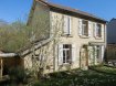 Maison mitoyenne Vente 4 chambres à Audun-le-Tiche - 252 000 € ONUD SA vous présente cette charmante maison mitoyenne de 4 chambres, à rafraichir.Elle se compose comme suit :- Rez de chaussée :Vous trouverez un petit SAS/véranda à l'entrée de la maison, qui se prolonge par un grand hall d'entrée.Cuisine avec accès à la terrasse et au magnifique jardin, salle à manger, salon, 1 chambre avec salle de douche attenante.- Au 1er étage :3 chambres à coucher de 14 m2 à 18 m2 et grande salle de bain et WC.Terrasse et jardin plein Sud et clos de murs (sans vis à vis).Grenier aménageable et grand sous-solGarage (1 voiture) avec pièces de rangement et porte motorisée.Avis ONUD : Belle maison avec grand potentiel d'aménagement. Beaux parquets massifs (pas de dalle béton)Travaux à prévoir : électricité, fenêtres (actuellement simple vitrage) et un rafraichissement général selon votre goût.Prix Frais d'Agence InclusRef agence :5532851