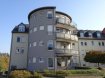 Appartement Vente 2 chambres à Mondorf-Les-Bains - 425 000 € texte français ci-dessous
Appartement im Zentrum von Mondorf-les-Bains unweit von Schulen und Einkaufsmöglichkeiten.
Die Wohnung befindet sich im ersten Stock einer modernen Residenz von 2003. Die Eingangshalle verbindet alle Räumlichkeiten miteinander. Hier finden sich eine Gästetoilette, ein Abstellraum mit Waschmaschinen/Trockneranschluss, 2 Schlafzimmer, 1 Badezimmer mit Badewanne und Dusche, eine grosse Einbauküche sowie ein Wohn/Esszimmer mit Zugang zum Balkon ( Ostseite ). Im Untergeschoss gibt es einen Stellplatz für ein Auto und einen kleinen, privaten Kellerraum.
Die Residenz besitzt einen Aufzug, die Fenster sind doppelverglast, der Garten ist gepflegt.
Das Appartement ist momentan vermietet und wird mit dem Mieter verkauft.
Mondorf-les-Bains gehört zu den bevorzugten Gemeinden in der Moselgegend. Es gibt ein reichhaltiges Angebot an Kultur, Einkaufsmöglichkeiten, Sport und Schulen. Dazu kommen die berühmten Weinberge und die romantische Mosel, sowie eine moderne Gemeinde, die allen Ansprüchen gerecht wird. Viele Restaurants und eine sehr gute Verkehrsanbindung mit Bussen und der Autobahn runden das bevorzugte Leben in dieser Gemeinde ab.
Appartement au centre de Mondorf-les-Bains à proximité des écoles et des commerces.
L’appartement se situe au 1er étage d’une résidence moderne érigée en 2003. Le hall d’entrée relie toutes les pièces entre elles. On a un WC séparé, un débarras équipé avec les branchements pour machine à laver et sèche-linge, 2 chambres à coucher, 1 salle de bains avec baignoire et douche, une grande cuisine équipée, ainsi qu’un salon/salle à manger avec accès au balcon orienté vers l’Est. Au sous-sol se situe un emplacement pour voiture et une petite cave privative.
La résidence dispose d’un ascenseur, les fenêtres sont à double vitrage, le jardin est bien entretenu. L’appartement est actuellement loué et est vendu avec le bail de location.
Mondorf-les Bains fait partie des communes privilégiées de la région mosellane. On y trouve une offre riche en culture, commerces, sports et écoles. S’y ajoutent les vignobles réputés de la Moselle romantique, ainsi qu’une commune moderne, qui répond à toutes les attentes. Beaucoup de restaurants, d’excellentes relations en matière de transport public, ainsi que la proximité de l’autoroute arrondissent la vie avantageuse dans cette commune.