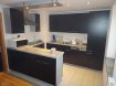 Appartement Location 2 chambres à Luxembourg-Kirchberg - 1 700 € Texte français ci-dessous.
Das Appartement befindet sich in sehr ruhiger und zentraler Lage in Kirchberg, unweit der Europäischen Institutionen.
Das Appartement liegt in einer sehr ruhigen Sackgasse nur einige Schritte von dem Batiment Jean Monnet entfernt.
Es umfasst 2 Schlafzimmer, ein Badezimmer mit Dusche, eine offene, moderne Küche, sowie ein großzügiges Wohn/Esszimmer in