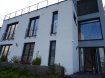 Maison Vente 3 chambres à Igel - 560 000 € Modernes Einfamilienhaus mit Fernblick über Moseltal und Saarmündung
Sie wollen in ca. 30 min mit der Bahn ohne Stau in Luxembourg City sein? Wald und Weinberge in unmittelbarer Nähe haben? Die Kinder sollen auf kurzem Weg in die Kita oder Grundschule gehen können? Dann schauen Sie sich dieses Objekt an.
Im Erdgeschoss befinden sich zwei Schlafzimmer mit Wannenbad/WC, der Hauswirtschaftsraum und die Sauna mit Dusche.
Im ersten Stock finden Sie ein großzügiges Wohn- Esszimmer und die moderne, offene Küche mit kleiner Vorratskammer. Lassen Sie sich von dem fantastischen Ausblick durch die bodentiefen Fenster verzaubern. Vor zuviel Sonne schützen Sie die Außenraffstores, vor Kälte im Winter die effektive Wärmepumpe incl. Fußbodenheizung. Dazu auf dieser Ebene ein weiteres Schlafzimmer mit separater Ankleide und ein Duschbad mit WC plus Bidet. Von Küche und Schlafzimmer aus betreten Sie den rückseitigen, absolut ruhigen Garten. Rasen und Bepflanzung können Sie über die Regenwasserzisterne versorgen.
Über das helle Treppenhaus gelangen Sie zur großen, begrünten Dachterrasse mit Gartenhaus, die Ihnen einen atemberaubenden Panoramablick bietet.
Die ca. 140 m² Wohnfläche sind Ihnen zu klein? Sie können das Haus mit überschaubarem Aufwand um 60 m² aufstocken.
Wenn Sie trotz der guten Anbindung an Bus und Bahn noch eigene Fahrzeuge benötigen: Zum Objekt gehören eine Einzelgarage (50 m) sowie 2 Einstellplätze direkt vor dem Haus.
Die Übergabe des Hauses ist für 07/2020 geplant. Ein früherer Einzug ist nach Absprache möglich.
Igel liegt westlich von Trier am linken Moselufer unweit der Luxemburger Grenze. Naheliegende Weinberge, Wander- und Radwege bieten Ihnen einen hohen Freizeitwert. Zur Autobahn in Richtung Luxemburg Stadt gelangen Sie in ca 5 km Entfernung.
Geschäfte des täglichen Bedarfs finden Sie im 2km entfernten Trier-Zewen, das Zentrum der ältesten Stadt Deutschlands ist 8 km nah.