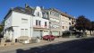 Immo Losch vous propose à la vente cette maison mitoyenne à usage mixte, située au 13, rue de Dudelange à Kayl, dans une situation centrale et commerçante.

Construite vers 1950 sur un terrain de 5,76 ares (576 m²), la maison développe environ 136,95 m² de surface habitable, pour une surface totale bâtie d'environ 349,75 m². Le bien nécessite une rénovation complète, mais offre en contrepartie un potentiel particulièrement intéressant pour un acquéreur souhaitant créer un projet sur mesure. 

Un bien aux multiples possibilités
La maison dispose actuellement de 4 chambres à coucher et bénéficie d'une configuration permettant d'envisager différents projets, que ce soit pour une habitation familiale, un projet d'investissement ou une activité professionnelle.

Le rez-de-chaussée présente un intérêt particulier grâce à son usage mixte commerce et logement. Le bien possède notamment un grand garage avec une importante hauteur sous plafond, permettant d'accueillir des camionnettes ou de grands véhicules, un atout intéressant pour un artisan ou un commerçant. 

Le terrain de 576 m², particulièrement long et étroit, comprend également un jardin traversant, offrant un espace extérieur appréciable pour un futur projet de rénovation. 

Un projet de rénovation à imaginer
Ce bien s'adresse avant tout à un acquéreur à la recherche d'un projet de rénovation complète. Les installations techniques et les aménagements intérieurs devront être repris afin de créer un logement répondant aux standards actuels.

La toiture a toutefois bénéficié d'une réfection de sa couverture extérieure il y a environ dix ans, ce qui constitue un élément positif à prendre en considération.
 
Il convient également de noter que le bâtiment est répertorié comme bâtiment à conserver, élément à prendre en compte dans la définition et l'autorisation du futur projet de rénovation. 

Un emplacement central à Kayl
Située dans la rue de Dudelange, l'une des artères commerçantes du centre de Kayl, la propriété bénéficie d'une localisation pratique à proximité des commerces et services.

Kayl profite par ailleurs de sa proximité avec Esch-sur-Alzette, Dudelange et la frontière française, tout en se trouvant à environ 20 km de Luxembourg-Ville. La commune connaît actuellement une évolution démographique et immobilière favorable. 

Un bien pour un projet personnalisé
Avec son terrain de 5,76 ares, ses volumes importants, ses 4 chambres, son grand garage et son potentiel d'usage mixte, cette propriété constitue une opportunité intéressante pour un acquéreur souhaitant entreprendre un projet immobilier d'envergure.

Le bien est vendu en l'état et nécessite une rénovation complète.

Pour plus d'informations ou pour organiser une visite, contactez Immo Losch :
+352 26 53 26 11
info@immolosch.lu
www.immolosch.lu

 ---------- 
Immo Losch bietet Ihnen dieses Reihenhaus mit gemischter Nutzung zum Verkauf an, gelegen in der Rue de Dudelange 13 in Kayl, in einer zentralen und geschäftigen Lage.

Gebaut um 1950 auf einem Grundstück von 5,76 Ar (576 m²), verfügt das Haus über ca. 136,95 m² Wohnfläche bei einer Gesamtgebäudefläche von etwa 349,75 m². Die Immobilie benötigt eine komplette Renovierung, bietet aber im Gegenzug ein besonders interessantes Potenzial für einen Käufer, der ein maßgeschneidertes Projekt realisieren möchte.

Eine Immobilie mit vielfältigen Möglichkeiten
Das Haus verfügt derzeit über 4 Schlafzimmer und bietet eine Anordnung, die unterschiedliche Projekte ermöglicht, sei es für eine Familienwohnung, ein Investitionsprojekt oder eine berufliche Tätigkeit.

Das Erdgeschoss ist besonders interessant wegen seiner gemischten Nutzung aus Laden und Wohnung. Die Immobilie verfügt insbesondere über eine große Garage mit hoher Deckenhöhe, die den Platz für Transporter oder große Fahrzeuge bietet – ein interessanter Vorteil für Handwerker oder Einzelhändler.

Das 576 m² große, besonders lange und schmale Grundstück umfasst auch einen durchgehenden Garten, der einen großzügigen Außenbereich für ein zukünftiges Renovierungsprojekt bietet.

Ein Renovierungsprojekt zum Gestalten
Diese Immobilie richtet sich vor allem an Käufer, die ein komplettes Renovierungsprojekt suchen. Die technischen Anlagen und die Innenausstattung müssen erneuert werden, um eine Wohnung nach heutigen Standards zu schaffen.

Das Dach wurde jedoch vor etwa zehn Jahren äußerlich saniert, was ein positives Element darstellt.

Es ist ebenfalls zu beachten, dass das Gebäude als erhaltenswertes Bauwerk aufgeführt ist, was bei der Planung und Genehmigung des zukünftigen Renovierungsprojekts berücksichtigt werden muss.

Eine zentrale Lage in Kayl
Die Immobilie befindet sich in der Rue de Dudelange, einer der Geschäftsstraßen im Zentrum von Kayl, und profitiert von einer praktischen Lage in der Nähe von Geschäften und Dienstleistungen.

Kayl profitiert zudem von der Nähe zu Esch-sur-Alzette, Dudelange und der französischen Grenze, und liegt etwa 20 km von Luxemburg-Stadt entfernt. Die Gemeinde erlebt derzeit eine positive demographische und immobilienspezifische Entwicklung.

Eine Immobilie für ein individuelles Projekt
Mit einem Grundstück von 5,76 Ar, großzügigen Volumen, 4 Schlafzimmern, einer großen Garage und Potenzial für gemischte Nutzung stellt diese Immobilie eine interessante Gelegenheit für Käufer dar, die ein umfangreiches Immobilienprojekt starten möchten.

Das Objekt wird im Ist-Zustand verkauft und erfordert eine vollständige Renovierung.

Für weitere Informationen oder eine Besichtigung kontaktieren Sie Immo Losch:
+352 26 53 26 11
info@immolosch.lu
www.immolosch.lu

 ---------- 
Immo Losch offers you for sale this terraced house with mixed use, located at 13, rue de Dudelange in Kayl, in a central and commercial location.

Built around 1950 on a plot of 5.76 ares (576 m²), the house has approximately 136.95 m² of living space, with a total built-up area of about 349.75 m². The property requires a complete renovation, but in return offers a particularly interesting potential for a buyer wishing to create a custom project.

A property with multiple possibilities
The house currently has 4 bedrooms and benefits from a layout allowing for different projects, whether for a family home, an investment project, or a professional activity.

The ground floor is of particular interest due to its mixed use as commercial and residential space. The property notably has a large garage with a significant ceiling height, allowing for vans or large vehicles, an attractive feature for a craftsman or a merchant.

The 576 m² plot, particularly long and narrow, also includes a through garden, offering a pleasant outdoor space for a future renovation project.

A renovation project to imagine
This property is primarily addressed to a buyer looking for a complete renovation project. Technical installations and interior fittings will need to be redone to create housing that meets current standards.

However, the roof has benefited from a restoration of its outer covering about ten years ago, which is a positive element to consider.

It is also important to note that the building is listed as a building to be preserved, an element to take into account in defining and authorizing the future renovation project.

A central location in Kayl
Located on rue de Dudelange, one of the shopping streets in the center of Kayl, the property enjoys a convenient location close to shops and services.

Kayl also benefits from its proximity to Esch-sur-Alzette, Dudelange, and the French border, while being about 20 km from Luxembourg City. The municipality is currently experiencing favorable demographic and real estate development.

A property for a personalized project
With its 5.76 ares of land, its large volumes, its 4 bedrooms, its large garage, and its mixed-use potential, this property represents an interesting opportunity for a buyer wishing to undertake a large-scale real estate project.

The property is sold as is and requires a complete renovation.

For more information or to arrange a visit, contact Immo Losch:
+352 26 53 26 11
info@immolosch.lu
www.immolosch.lu
