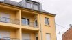 DUPLEX D’ENVIRON 100 M² AVEC BALCON ET CAVE À PÉTANGE
Nous vous proposons à la vente ce spacieux duplex d’environ 100 m², situé à Pétange.

Le premier niveau accueille les principales pièces de vie.

Vous y découvrirez notamment une pièce de séjour lumineuse, permettant d'aménager confortablement un espace salon ainsi qu'une salle à manger.

La cuisine séparée, bénéficiant de plusieurs fenêtres et d'une agréable luminosité naturelle, offre de belles possibilités de modernisation disposant par ailleurs d'un balcon, apportant un espace extérieur supplémentaire.

Une salle de bains avec baignoire, WC et fenêtre complète également ce niveau.


À l'étage supérieur, aménagé sous les combles, plusieurs espaces lumineux offrent de nombreuses possibilités d'utilisation : chambres, bureau, dressing, espace de loisirs ou chambre d'amis, selon les besoins des futurs occupants.

Les poutres apparentes apportent du caractère à cet étage et permettent d'imaginer une rénovation mêlant charme de l'ancien et aménagement contemporain.

L'appartement présente aujourd'hui un intérieur fonctionnel mais nécessitant une remise au goût du jour, offrant ainsi une belle opportunité aux acquéreurs souhaitant personnaliser entièrement leur futur logement.

Informations complémentaires

* Duplex réparti sur deux niveaux
* Environ 100 m² de surface utile cadastrale
* Balcon
* Grande pièce de vie
* Cuisine séparée
* Salle de bains avec baignoire et WC
* Plusieurs pièces aménageables à l'étage
* Poutres apparentes
* Nombreuses fenêtres et belle luminosité
* Cave privative d'environ 8 m²
* Buanderie commune
* Chauffage central
* Classe énergétique : **H**
* Classe d'isolation thermique : **I**

Ce duplex conviendra particulièrement à des acquéreurs recherchant de l'espace et un bien offrant un véritable potentiel de transformation, avec la possibilité de créer un appartement familial personnalisé sur deux niveaux.

Nous restons à votre disposition pour tout renseignement complémentaire ou visite des lieux au 28 66 39 1.

Les prix s'entendent frais d'agence + TVA inclus.