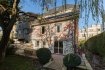 Maison Vente 6 chambres à Luxembourg-Belair - Prix sur demande *****************SOUS COMPROMIS*****************************
A VENDRE TRES BELLE MAISON DE CHARME SPACIEUSE AVEC ASCENSEUR ET BEAU JARDIN ARBORE ET ASCENSEUR SITUEE DANS UN QUARTIER CALME DE LUXEMBOURG-BELAIR
Le bien est situé sur 4 étages et se compose comme suit :
au rez-de-chaussée : un hall spacieux, un garage (porte avec moteur) pour 2 voitures, une cave, une chaufferie, une 2ème cave / débarras.
au 1er étage : un hall, un living spacieux/salle à manger avec cheminée, une cuisine équipée, un WC séparé , un coin vestiaire avec placard encastré. Le living et la cuisine ont accès à la terrasse et au jardin.
au 2ème étage : un hall avec placard encastré, 2 chambres à coucher, une salle de douche avec fenêtre (douche, lavabo et WC), une chambre parentale spacieuse donnant sur le jardin avec salle de bains privative attenante (baignoire, lavabo, bidet et WC).
au 3ème étage : un hall, 2 chambres à coucher avec accès balcon avant et arrière donnant sur le jardin, une salle de douche avec fenêtre (douche, lavabo et WC), une lingerie / salle de repassage.
au 4ème étage : un grenier spacieux et lumineux entièrement aménagé et isolé avec salle d'eau et WC.
Revêtement de sols : pierre naturelle (marbre blanc), parquet massif, parquet stratifié, moquette et carrelage.
Divers :
Alarme
Double vitrage en PVC
Toiture en ardoises
Chauffage au gaz û année 2014 Marque Weishaupt
Ascenseur
Jardin orienté plein sud.
Le bien se prête aussi idéalement pour un couple avec enfants et parents, le bien disposant d'un ascenseur, de 6 chambres à coucher et 3 salles de bains. Possibilité d'installer une cuisine aussi à l'étage (arrivées de gaz, d'eau et de chauffage installées).
Année de construction : 1993
Classes de performance énergétique et thermique : D-D
Situation très calme et agréable, proche du tennis, à seulement 10 minutes du centre-ville, proche des commerces, des restaurants et de toutes commodités.