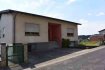 Bungalow Vente 4 chambres à Moesdorf - 790 000 € Belle maison, construite en 1970, comprenant au r.d.ch. hall, salon/salle à manger, cuisine équipée, 4 chambres à coucher, salle de bain avec WC, terrasse avec vue superbe et imprenable sur la vallée de l'Alzette à Moesdorf.
le sous-sol comprend un garage, une buanderie, un local de chauffage avec chauffage à fuel, 2 grandes caves , un grand couloir et un débarras. Un WC séparé et une douche se trouvent également au sous-sol.Grand jardin avec garage séparé.
La maison nécessite un rafraichissement.
Pour tout renseignement prière de s'adresser à Jos SINNER, tél:+352 621 411 150 ou par mail jos.sinner@immoeicher.lu