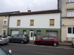 Immeuble de rapport Vente à Sainte-Marie-aux-Chênes - 179 000 € REF: 435
Pour investisseur, situé au centre ville, cet immeuble de rapport comprenant 2 locaux commerciaux, 1 appartement ainsi que les combles aménageables.
RDC: local 1 - d'environ 75 m²: 2 pièces, WC séparé, coin cuisine.
local 2 - d'environ 27 m² avec possibilité de 20 m² supplémentaire.
1er: 1 appartement de 131 m² à rénover comprenant une spacieuse cuisine, un spacieux salon/séjour, 2 chambres, une salle bains avec WC.
Comble aménageable, caves, cours et jardinet...
Pour de plus amples renseignements, n'hésitez pas à contacter NOUVELLE AGENCE SAINT CHRISTOPHE au 03 87 30 13 66 ou demandez Sandra au 06 98 80 62 37.