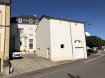 Maison Vente 4 chambres à Burmerange - 1 050 000 € Großzügiges Bauernhaus mit eigenständiger Scheune und 13a Garten im Dorfkern von Bumerange.
Das Gebäude liegt etwas versteckt von der ruhigen Dorfstraße und besitzt ein unglaubliches Potenzial. Im Erdgeschoss befindet sich ein großes Wohn/Esszimmer mit Terrassentür zum wunderschönen, angelegten Garten. Gleich nebenan liegt die sehr große neue Küche, eine Abstellkammer und im vorderen Teil ein neues Badezimmer. Im ersten Stock gibt es 4 Schlafzimmer und ein weiteres, grosses, modernes Badezimmer. Im zweiten Stock liegt ein riesiger offener Speicherraum, der zu einer unglaublichen Wohnlandschaft umgebaut werden kann. Das Dach befindet sich in einem guten Zustand. Im Keller befinden sich mehrere Kellerräume und der Heizungsraum ( Viessmann/Mazout 2005 ). Dort gibt es auch einen getrennten Eingang von außen. Das Haus befindet sich in einem renovierten Zustand mit tollen Holzböden und viel Charme. Alle Fenster wurden erneuert. Vor dem Haus steht eine getrennte Scheune, die zur Zeit als Garage benutzt wird. Dort lässt sich eine Doppelgarage, ein Atelier oder ein Appartement realisieren.
Hinter dem Haus ist eine sehr schön angelegte Terrasse mit Zugang zu dem 13a großen traumhaften Garten. Viel Platz zum Spielen und Feiern.
Die Gebäude werden spätestens im Juni/Juli 2020 frei.
Bumerange liegt mitten in der Natur zwischen Mondorf-les-Bains und der romantischen Mosel. Im unmittelbaren Umkreis ,( Perl, Mondorf,Remich), gibt es alle Einkaufsmöglichkeiten ( Aldi,REWE,Norma,Penny & Lidl), Busverbindungen, Autobahnanschluss und unendliche Wanderwege . Kindergarten, Grundschule, diverse Crêches, das Schengenlyzeum und das neue Mondorfer Lyzeum bieten Kindern eine optimale Ausbildung an, ohne in die Stadt Luxembourg fahren zu müssen.
Fermette spacieuse avec grange à part et un jardin de 13ares au centre de Burmerange.
L’immeuble se situe légèrement à l’écard de la rue du village calme et possède un potentiel incroyable. Au rez-de-chaussée se trouve un grand salon/salle à manger avec porte-fenêtre vers le superbe jardin aménagé. Ici près se situe une très grande, nouvelle cuisine, un débarras et une nouvelle salle de bains. Au premier étage il y a 4 chambres à coucher et une tres grande, nouvelle salle de bains. Au 2me étage se situe un gigantesque grenier ouvert qui peut être transformé en surface d’habitable. Le toiture se trouve dans un bon état. Au sous-sol se trouvent plusieurs pièces et la chaufferie ( Viessmann/Mazout 2005 ) avec une entrée séparée depuis l’extérieur. La maison se trouve dans un état rénovée avec beaucoup de charme et ses planchers en bois. Tous les fenêtrés sont remplacées. Une grange à part qui est actuellement utilisée comme garage se trouve devant la maison. On y pourrait réaliser un double garage, un atelier ou un appartement.
Derrière la maison on a une très belle terrasse avec accès au jardin de rêve de 13 ares. Beaucoup d’espace pour jeux et fêtes. La maison est libre au plus tard Juin/Juillet 2020.
Burmerange se situe en pleine nature entre Mondorf – les – Bains et la Moselle romantique. A proximité immédiate on trouve tous les magasins (Aldi Rewe, Norma, Penny & Lidl), des lignes d’autobus, accès à l’autoroute, sentiers pédestres, école maternelle et fondamentale crèches et le Lycée de Schengen et Mondorf qui offre aux enfants une formation optimale devoir se déplacer vers Luxembourg-ville.